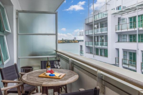 Auckland Harbour Apartment with Balcony